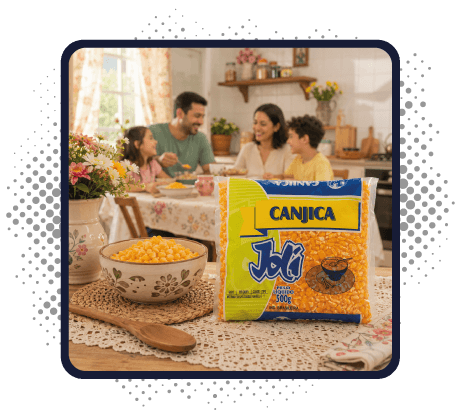Imagem de uma família com um pacote de Canjica Amarela | Joli Cereais