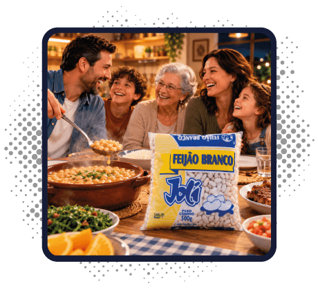 Imagem de uma família com um pacote de Feijão Branco | Joli Cereais