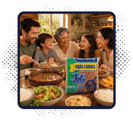 Imagem de uma família com um pacote de Feijão Carioca | Joli Cereais