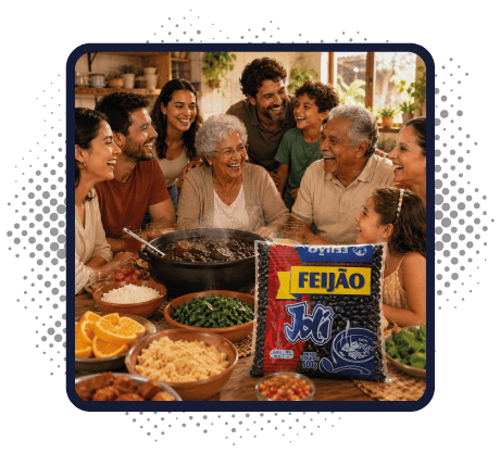 Imagem de uma família com um pacote de Feijão Preto | Joli Cereais